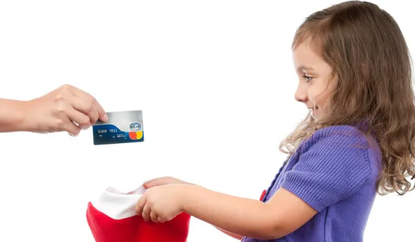 Наличка или банковская карта: россияне рассказали, как дают деньги детям