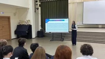 Красноярский кампус Финуниверситета провел профориентационные встречи в рамках эстафеты «Мои финансы» для более 970 учеников 9–11 классов из 12 общеобразовательных организаций