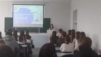 В рамках VIII этапа Всероссийской просветительской эстафеты «Азбука инвестора» волонтер финансового просвещения Лариса Денисова провела лекцию для студентов экономического факультета ЧГУ имени И. Н. Ульянова.