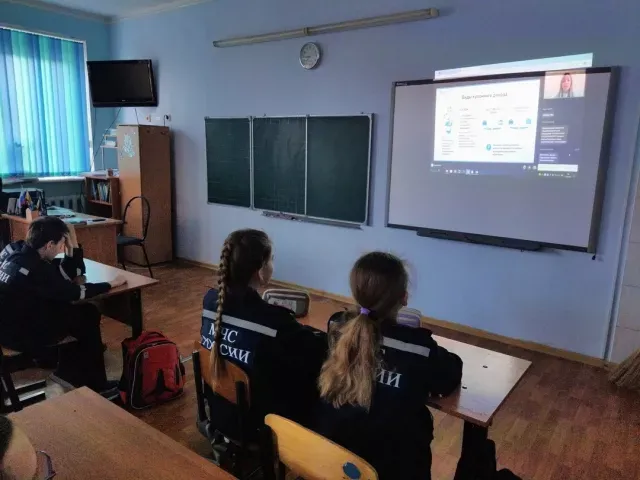 "Онлайн-уроки по финансовой грамотности для школьников" и внеурочной деятельности "Финансовая грамотность" проведен урок для учеников 5 В класса Средней школы № 5 им. И.П.Волка