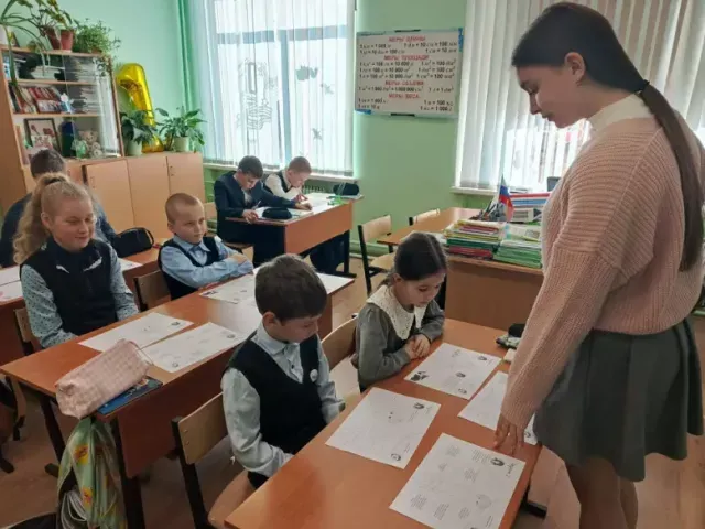 В классах проведены беседы и классные часы. Ребята младших классов разгадывали финансовые ребусы под руководством лидера "Движения первых" Колбасовой Алины.